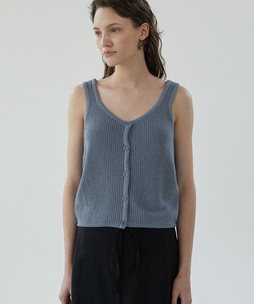 Button sleeveless knit (sky blue)